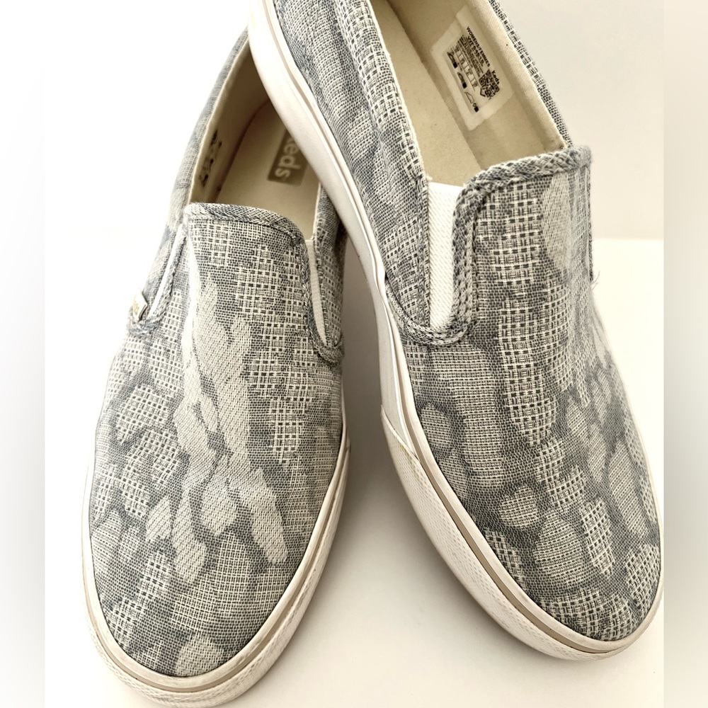 KEDS WOMENS LEOPARD CHAMBRAY SLIP ON SNEAKERS